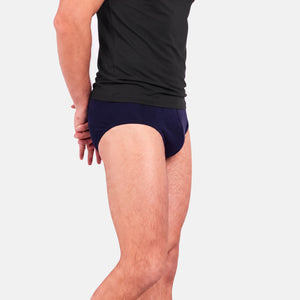2 pak sort slim fit bambus T-shirt fra Lindbergh – model fra siden