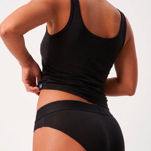 Sort bambus tank top med brede stropper, model bagfra