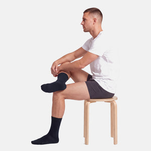 Blå bambus tennissokker fra Lindbergh – model siddende